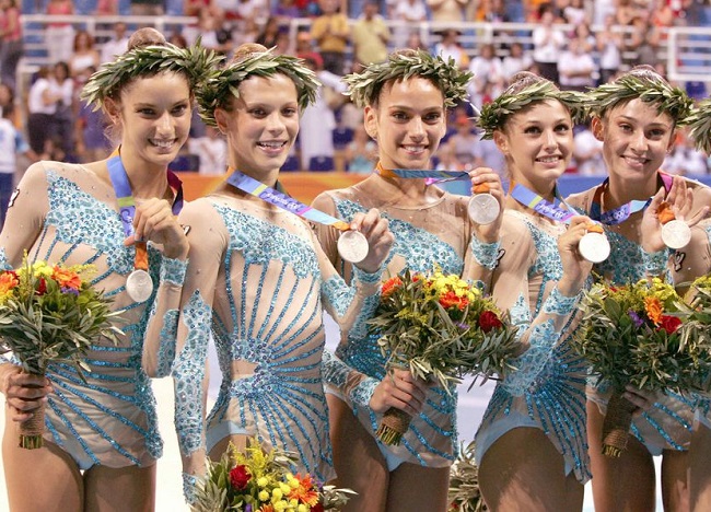 Đồ diễn thể dục dụng cụ mỏng tang, gây hiểu lầm mặc như không